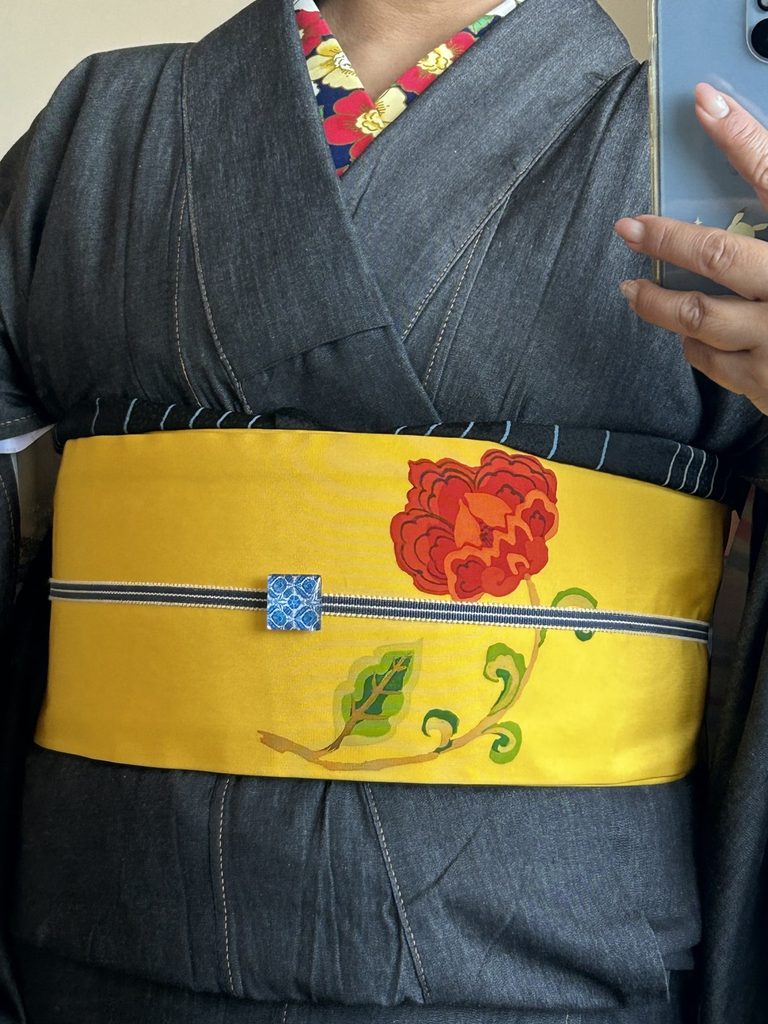 黒のデニム着物と黄色い帯