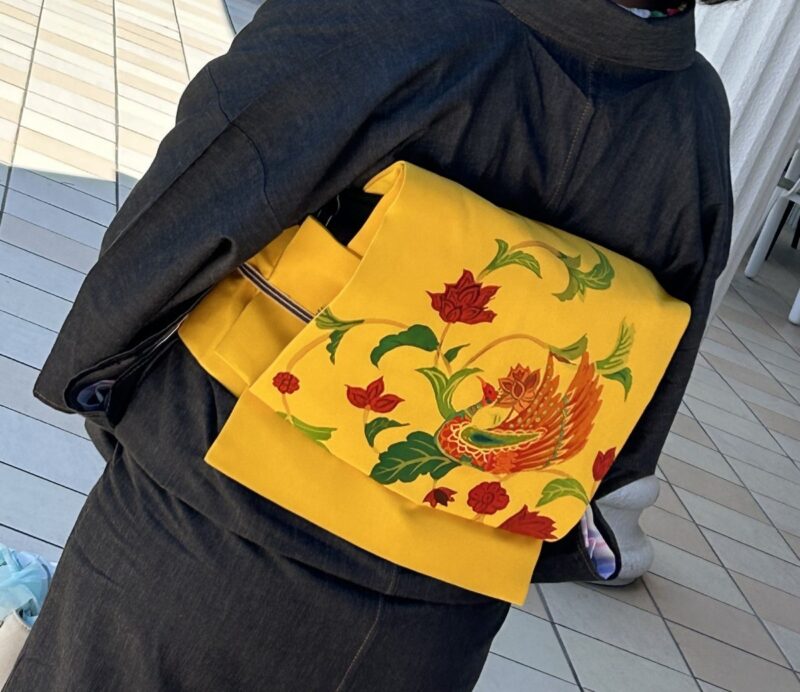黒のデニム着物と黄色い帯の後ろ姿